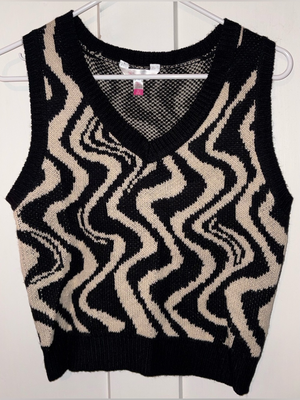 No Boundaries Black & Cream Zigzag V-Neck Sweater Vest Size Small